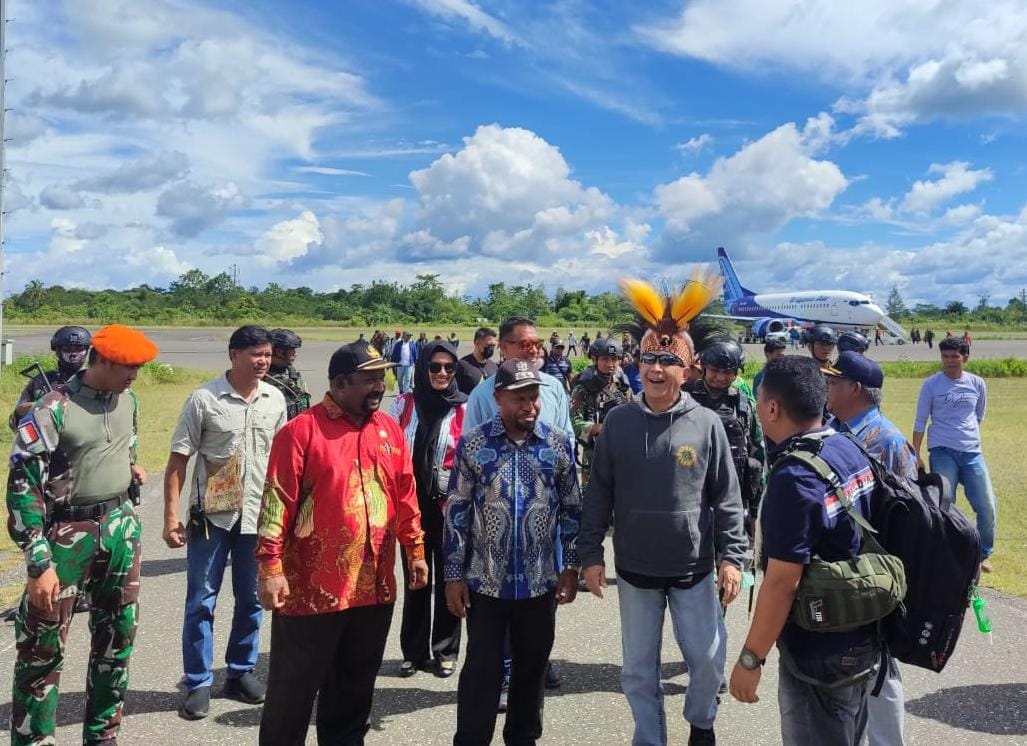 Dandim 1715 Yahukimo beserta Wakil Bupati Yahukimo Sambut Tim Wasev TMMD ke 119 di Bandara Nop Goliat Dekai