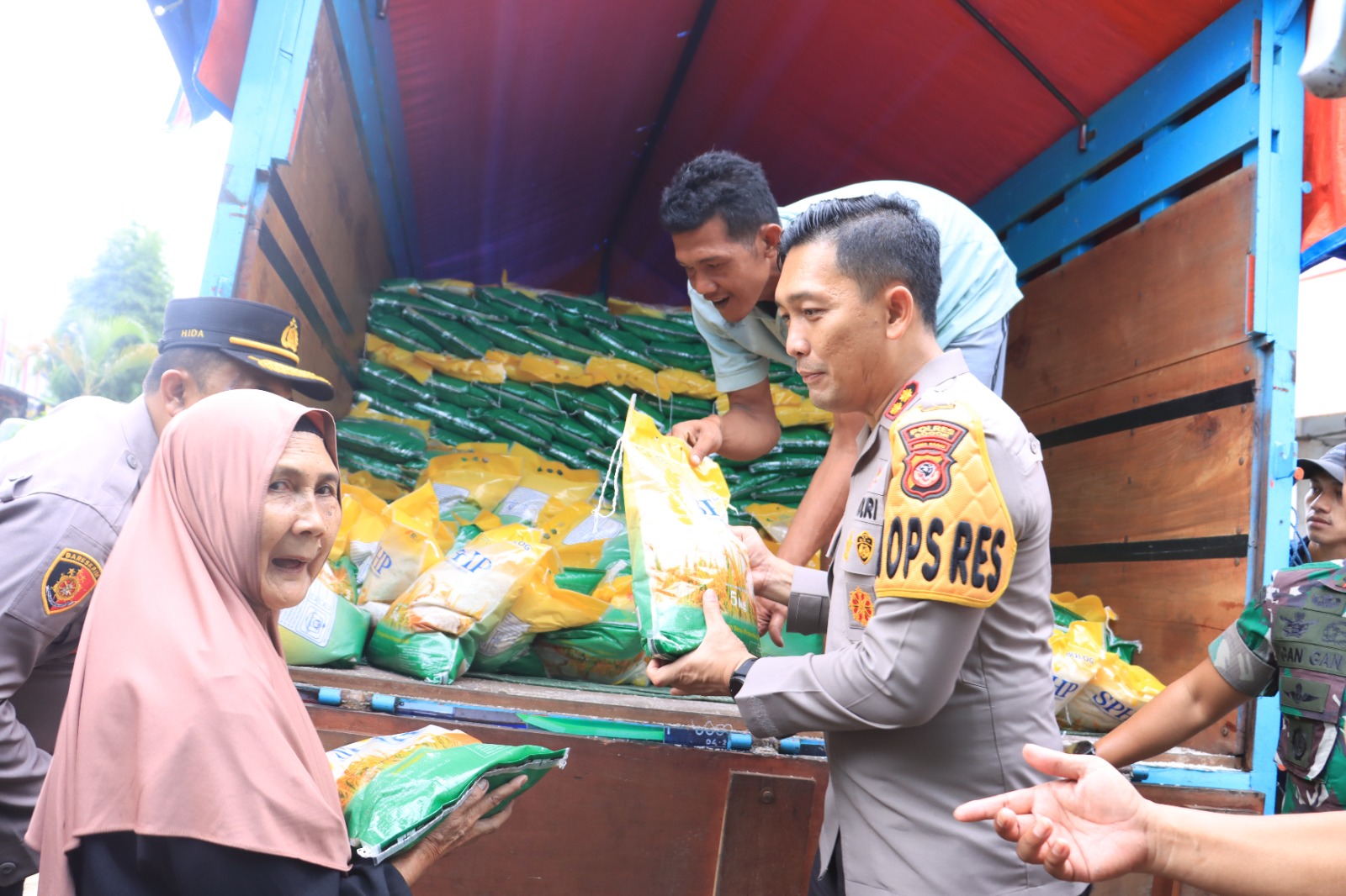 KAPOLRES BOGOR BERSAMA INSTRUMEN PEMERINTAH LAINNYA MENGGELAR KEGIATAN OPERASI PASAR MURAH
