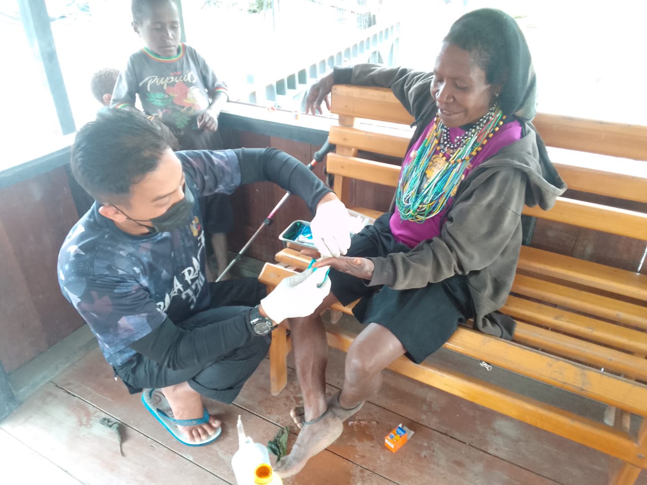 Tangan Mama Hanah Sani Luka Infeksi, Halo Doc Satgas 330 Sigap Obati