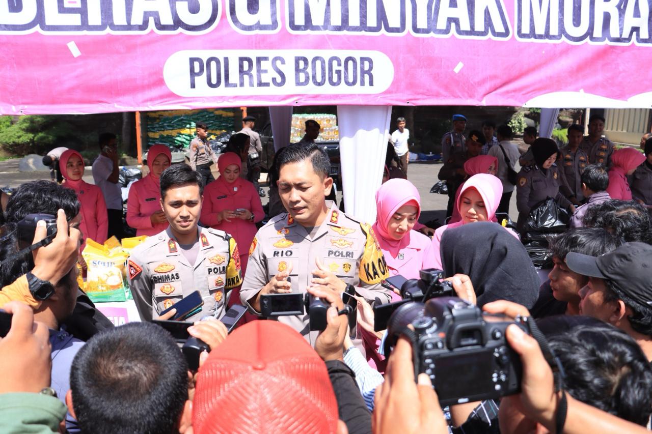 Kapolres Bogor Bekerjasama Dengan Bulog Adakan Giat Bazar Murah Beras Dan Minyak