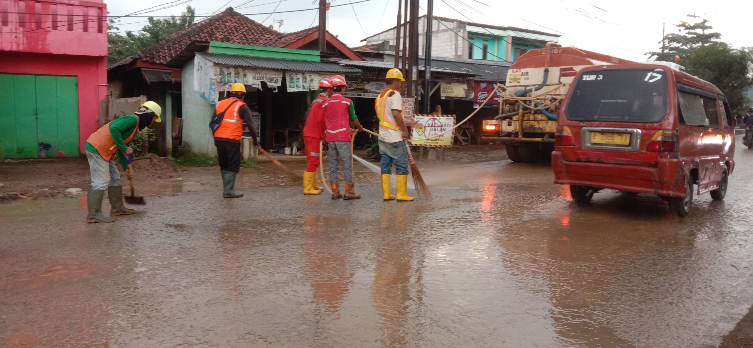 PT Adhi Acset KSO melakukan kegiatan rutin pembersihan jalan