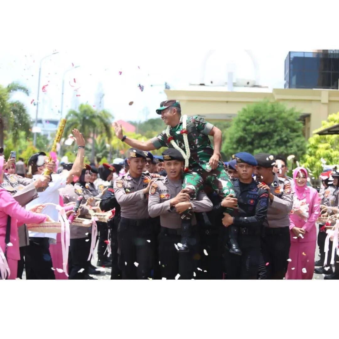 Kapolda Aceh Lepas Mayjen TNI Novi Helmy Prasetya, S.I.P, M.I.P dengan Rantis Korps Brimob Polda Aceh.