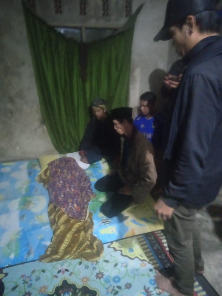 POLSEK CIBUNGBULANG BERSAMA INSTANSI TERKAIT DAN WARGA MASYARAKAT EVAKUASI BOCAH YG TEECEBUR KE ALIRAN SUNGAI DI DESA PAMIJAHAN