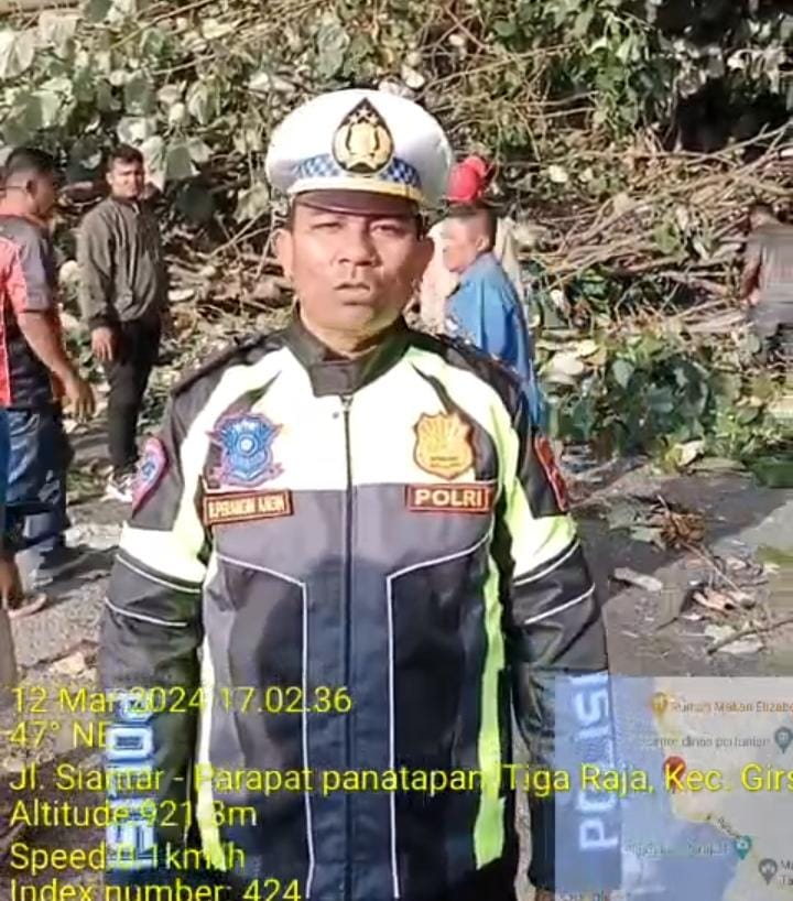 Aksi Heroik Polres Simalungun dan Warga Evakuasi Pohon Tumbang, Lalulintas Kota Wisata Parapat Kembali Lancar