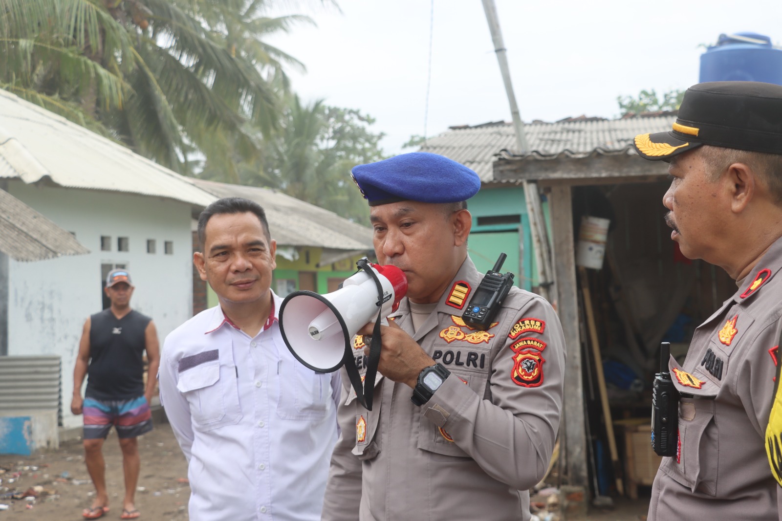 Sat Polairud Polres Sukabumi Himbau Warga Yang Terdampak Banjir Rob Agar Waspada