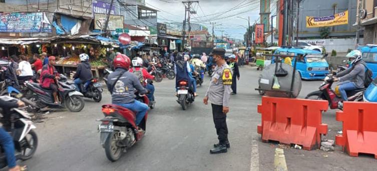 Personil Wilayah Hukum Polsek Citeureup Lakukan Giat Gatur Monitoring Arus Lalu Lintas Di Pasar Citeureup