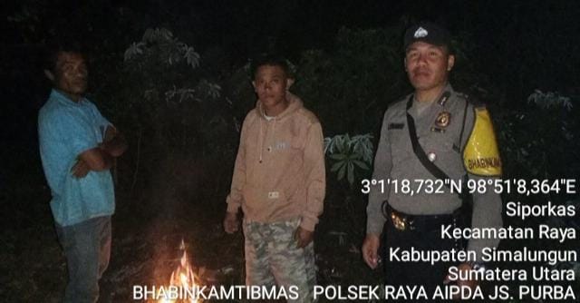 Kapolsek Raya Simalungun Padamkan Kebakaran Lahan Bersama Warga dan Aplikasi Lancang Kuning