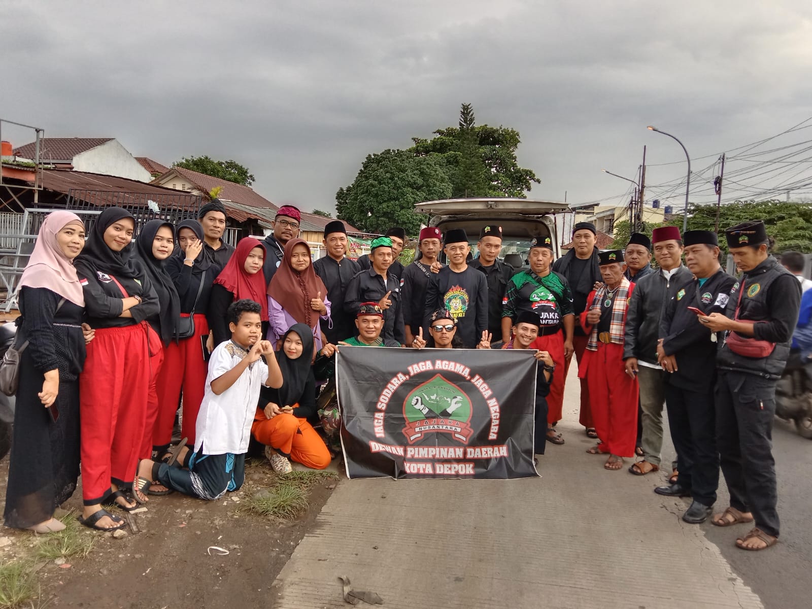 Jawara jajaka Nusantara DPD Depok bagi bagi takjil di jalan raya tanah baru Depok 17 Maret 2024