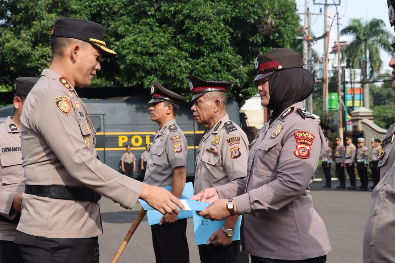 Polres Bogor Laksanakan Upacara Hari Kesadaran Nasional dan Pemberian Penghargaan Kepada Personil Yang Menunjukkan Kedisplonannya Dalam Menjalankan Tugas Serta Kenaikan Pangkat Pengabdian di Polres Bogor