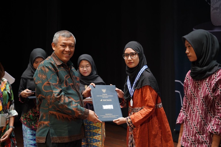 AdMedika dan TelkomMetra bersama Nara Kreatif Dukung Pemerataan Pendidikan melalui Program BeasiswaProgram beasiswa “Jangan Takut Bermimpi” jadi salah satu upaya terlaksana dan suksesnya program ESG TelkomGroup di bidang sosial.