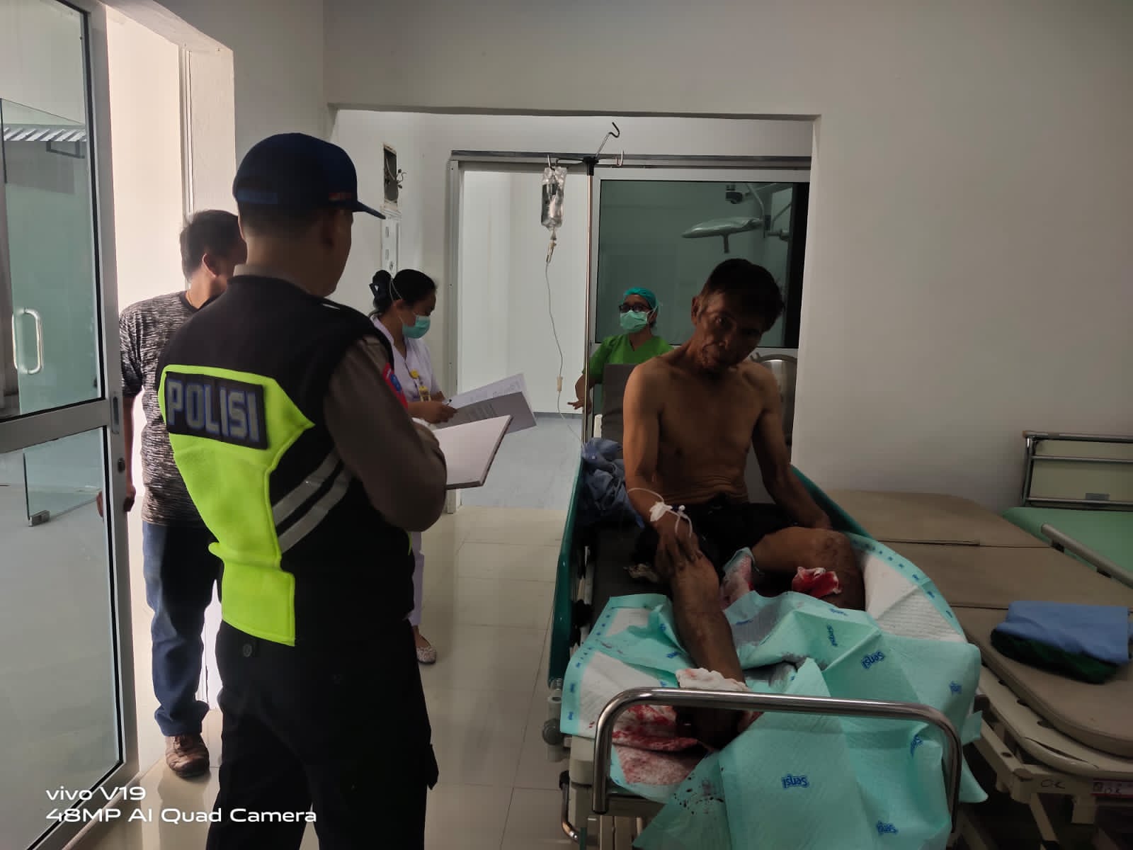 Sat Lantas Polres Simalungun Bantu Evakuasi Korban Kecelakaan Tunggal