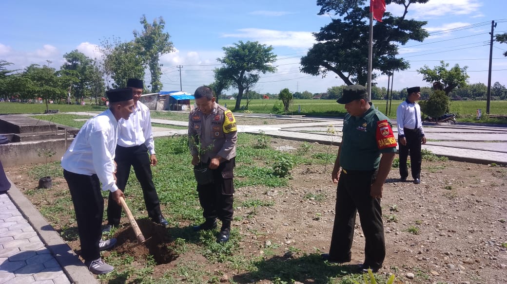 Peduli Lingkungan, Babinsa Lakukan Penanaman Pohon Bersama Perangkat Desa