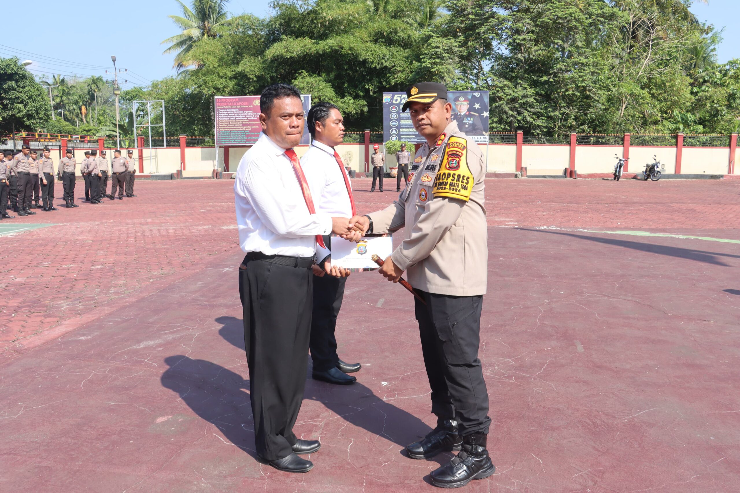 Saat Memimpin Giat Apel Pagi, Kapolres Madina Berikan Reward Dadakan Kepada Personil Berprestasi