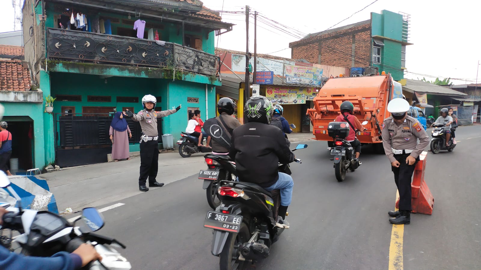 Anggota Personil Wilayah Hukum Polsek Ciampea Laksanakan Giat Rutin Dalam Pengaturan lalulintas