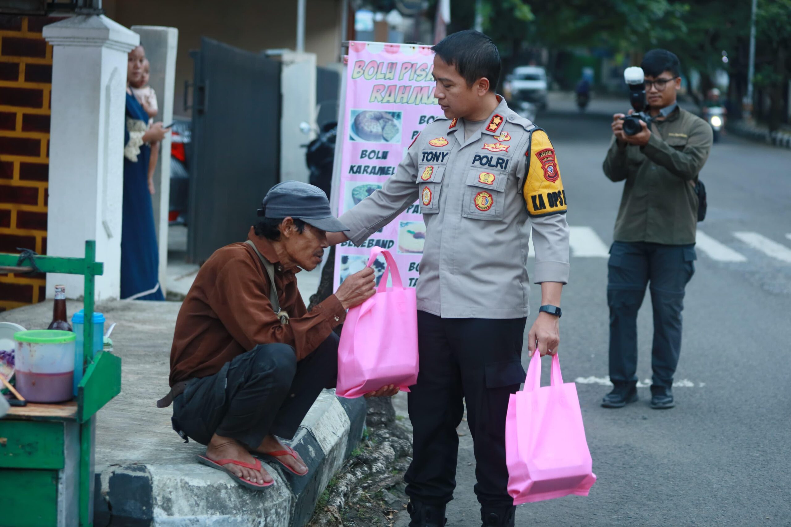Polres Sukabumi Bagikan Ratusan Takjil Kepada Pengguna Jalan di Palabuhanratu