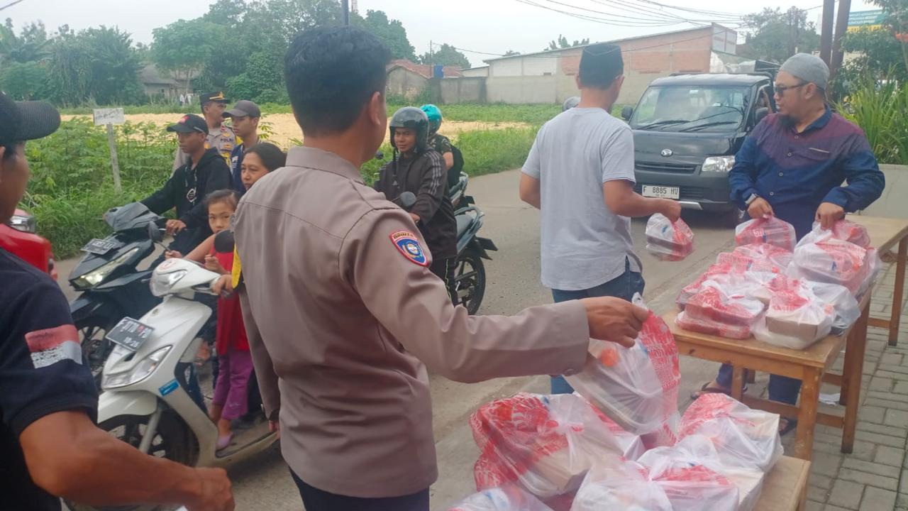 Kapolsek Rancabungur Pimpin Langsung Giat Pembagian Takjil Gratis Bersama Anggota Jajaran Polsek Rancabungur