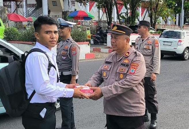 Pembagian Takjil Gratis di Bulan Suci Ramadan