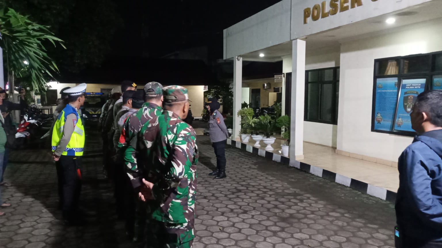 Kapolsek Setu Polres Metro Bekasi Pimpin Apel dan Gelar Rutinitas Operasi Kejahatan Jalanan ( OKJ )