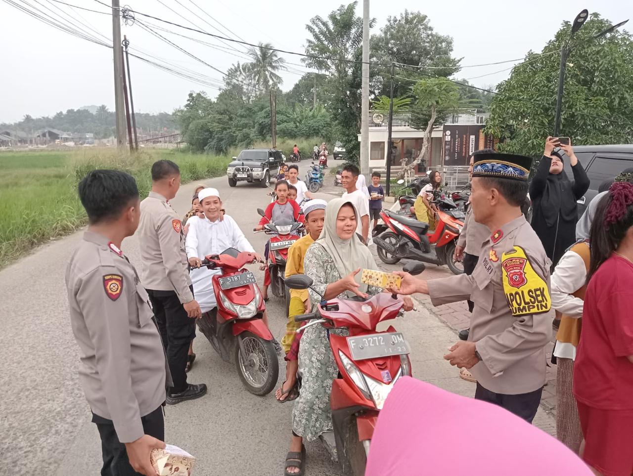 Polsek Rumpin dan Bhayangkari Bagikan Takjil di Jalan Raya Rabak Kecamatan Rumpin