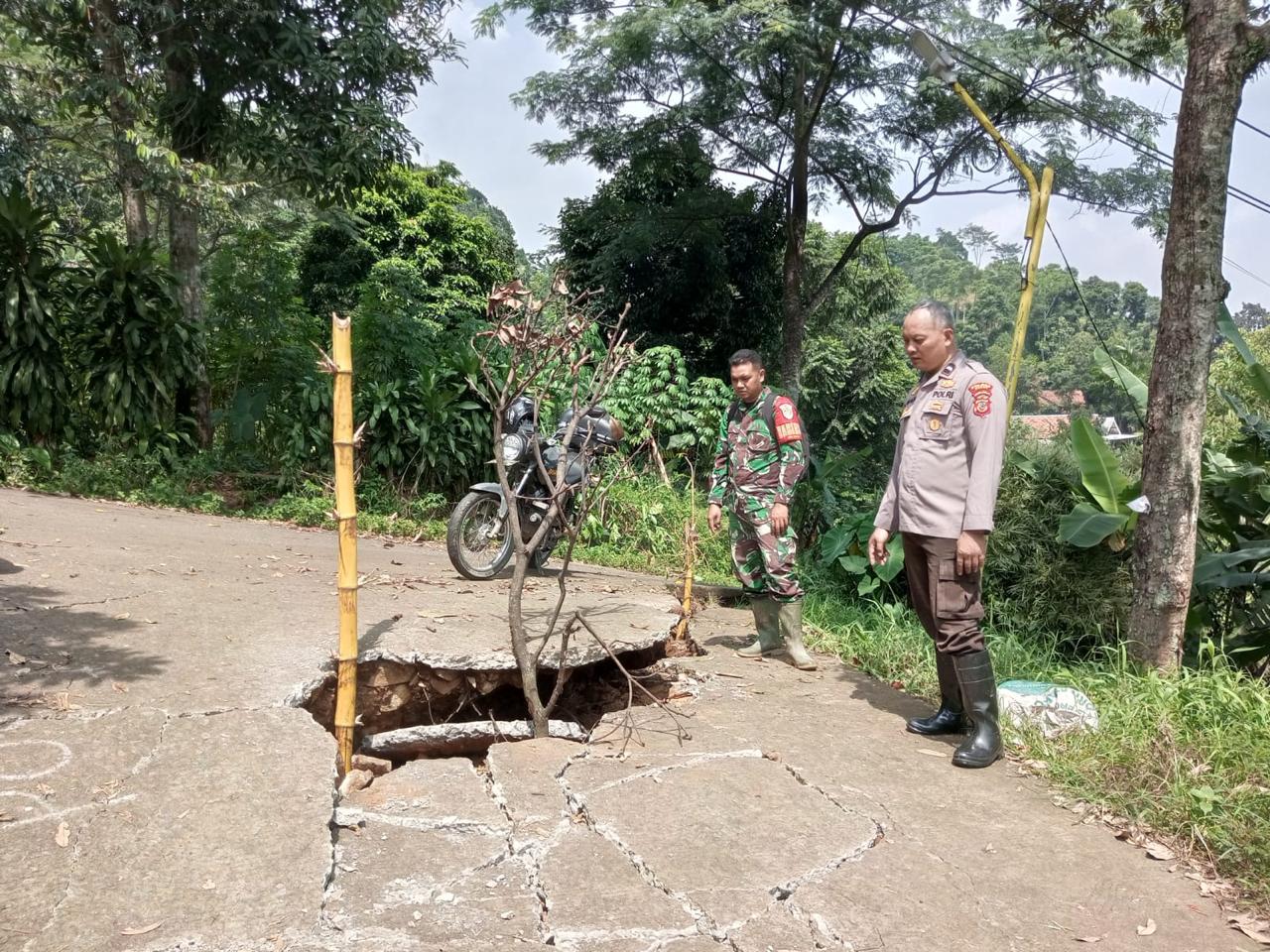 Anggota Polsek Sukamakmur Cek Lokasi TKP Adanya Pergeseran Tanah Di Desa Cibadak Kecamatan Sukamakmur