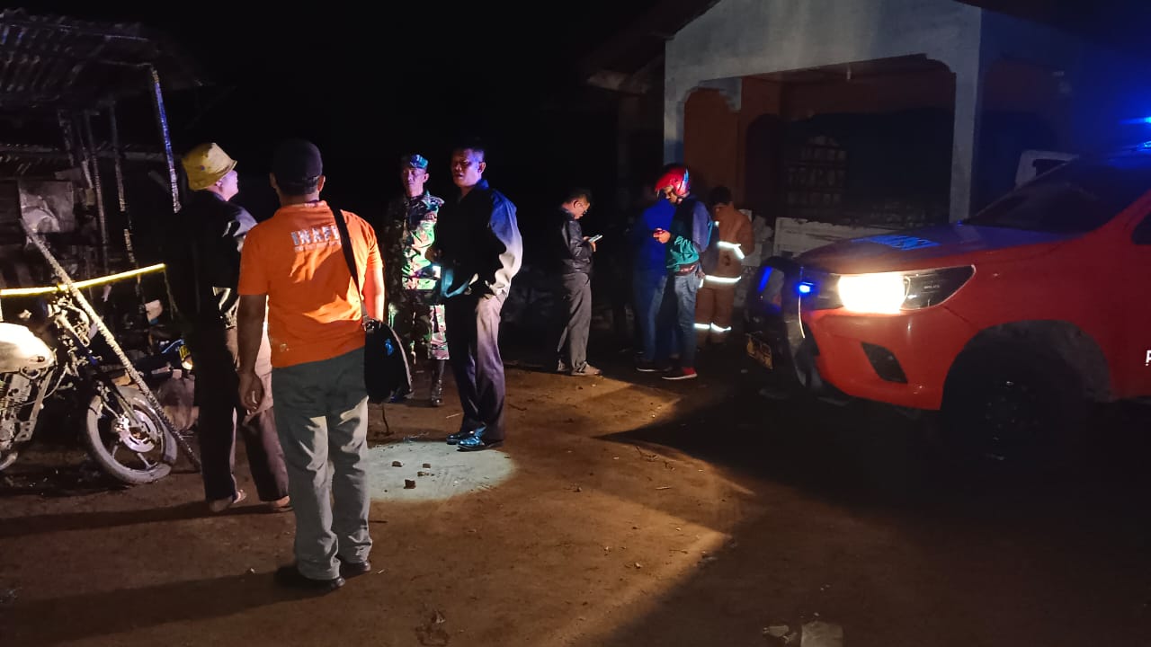Polres Simalungun Bantu Evakuasi Dua Balita di Simalungun Tewas di Dalam Rumah, Saat Terjadi Kebakaran