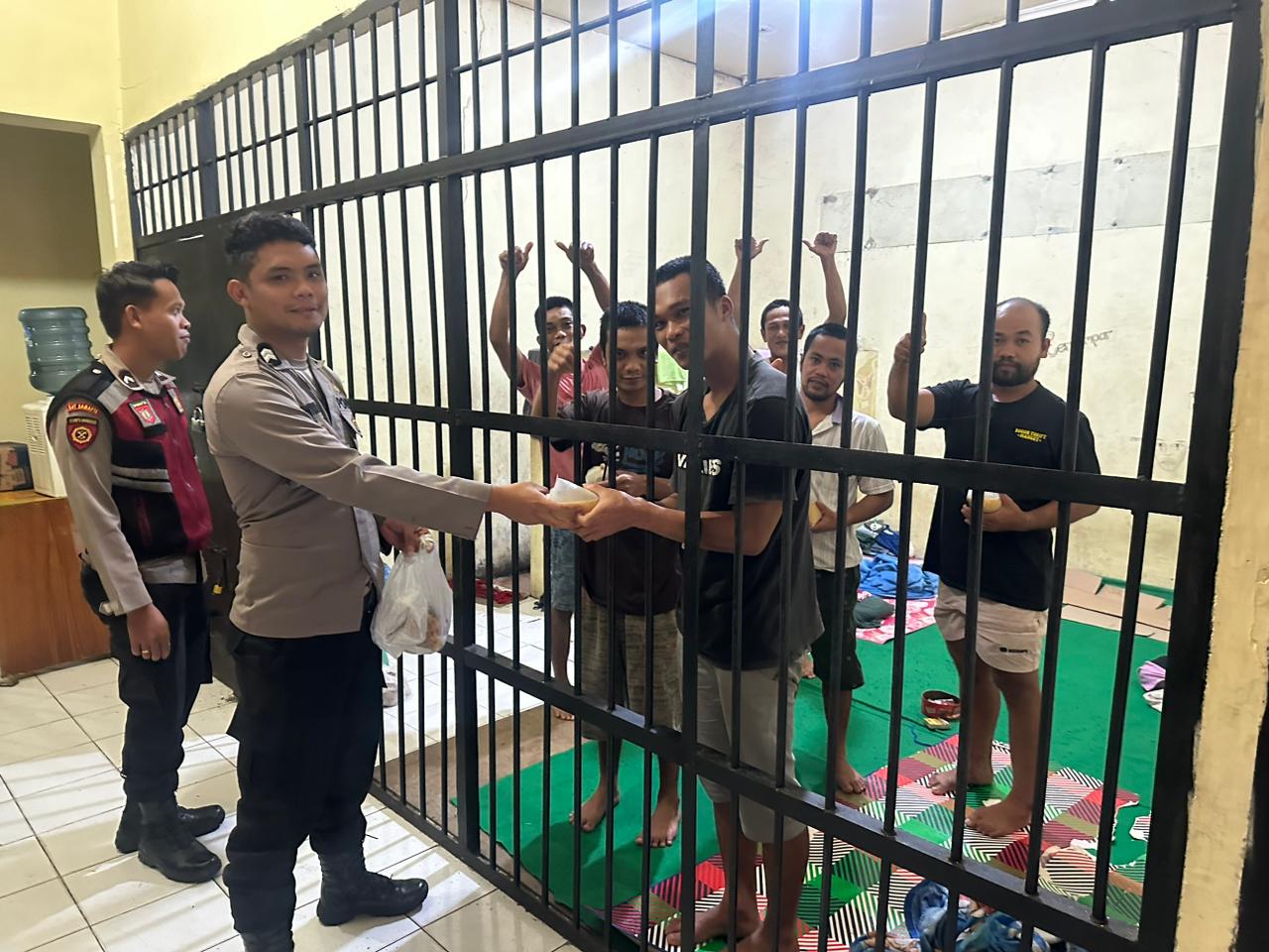 Inilah Yang Dilakukan Briptu Wahyu Sinaga Kepada Para Tahanan Di RTP Polres Pakpak Bharat Saat Bulan Puasa”