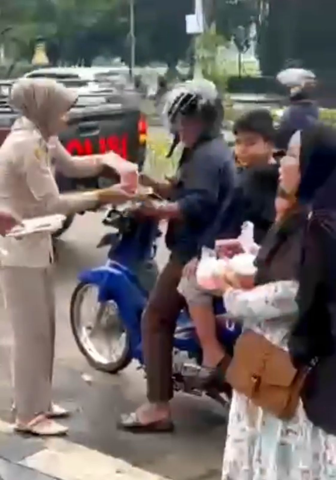 Bagian Pembinaan Personil Polres Bogor Bag SDM Bagikan Takjil Untuk Berbuka Puasa Bagi Pengguna Jalan Yang Melintas di Depan Mako Polres Bogor