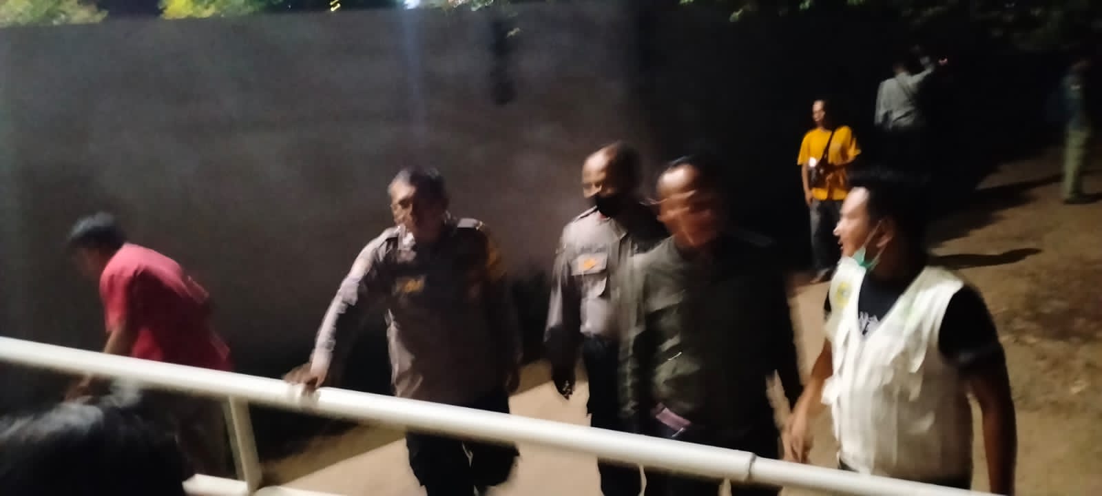 Adanya Sebuah Ledakan di Gudang Peluru Milik Kodam Jaya di Gunung Putri Bogor, Polsek Gunung Putri Turut Bantu Evakuasi Warga