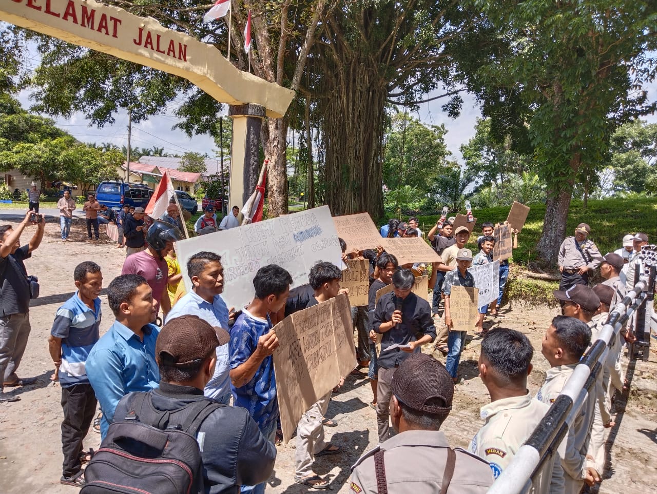 Sat Samapta Gelae Pengamanan Unjuk Rasa Masyarakat Nagori Tangga Baru Tuntut Sarana Olahraga dari PTPN IV