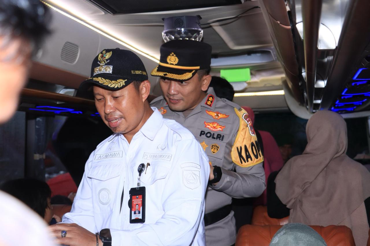 Pelepasan Pemberangkatan Mudik Gratis Dilakukan Oleh Kapolres Bogor Bersama Bhayangkari Cabang Bogor Dan Forkompinda Kabupaten Bogor, Dipanjutkan Pemusnahan Miras dan Knalpot Brong (Tidak sesuai Sfesifikasi Tekhnis)