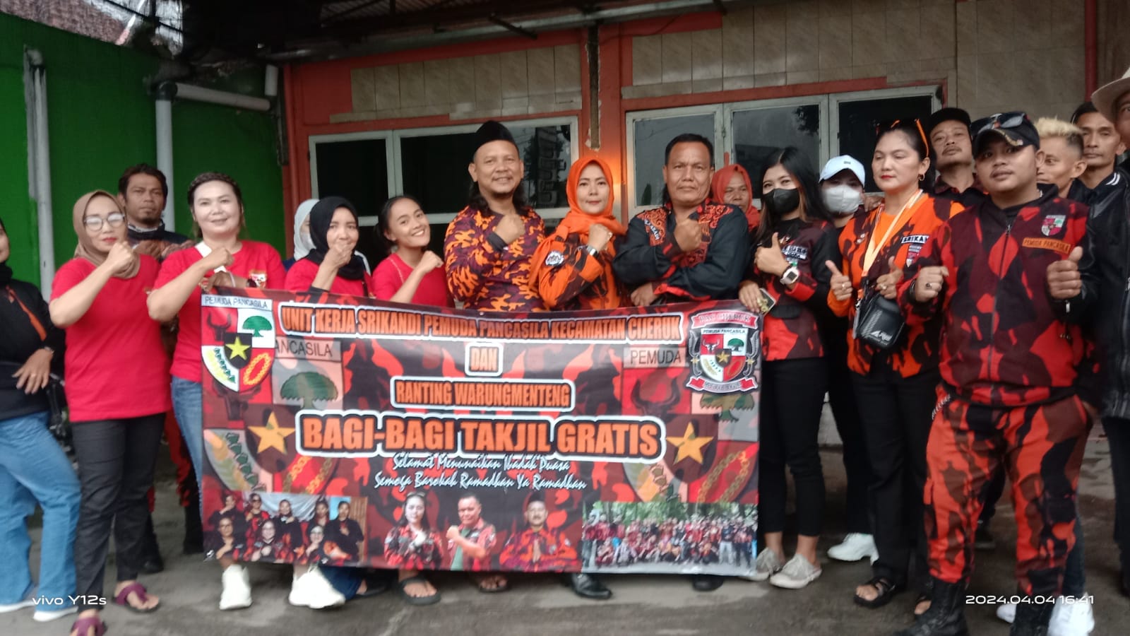 Pengurus Srikandi Dan Ranting Pemuda Pancasila Kecamatan Cijeruk Bagi-bagi Takjil.