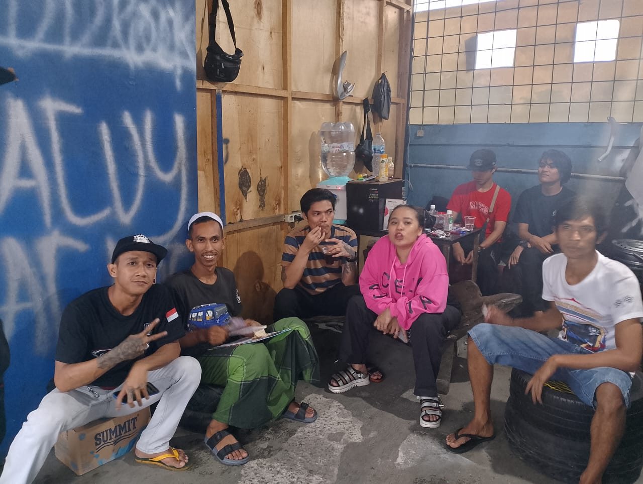 Alfin ketua Keluarga Besar Club KIDDROCK Bagi Bagi Takjil Di Cimande Talang,