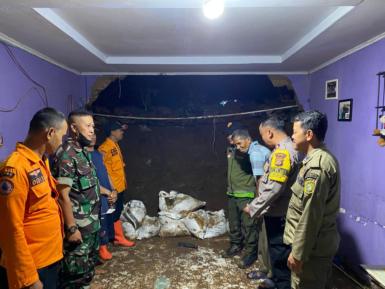 Polsek Caringin Bersama Instansi Terkait Lakukan Pengecekan Musibah Bencana Robohnya Rumah Warga