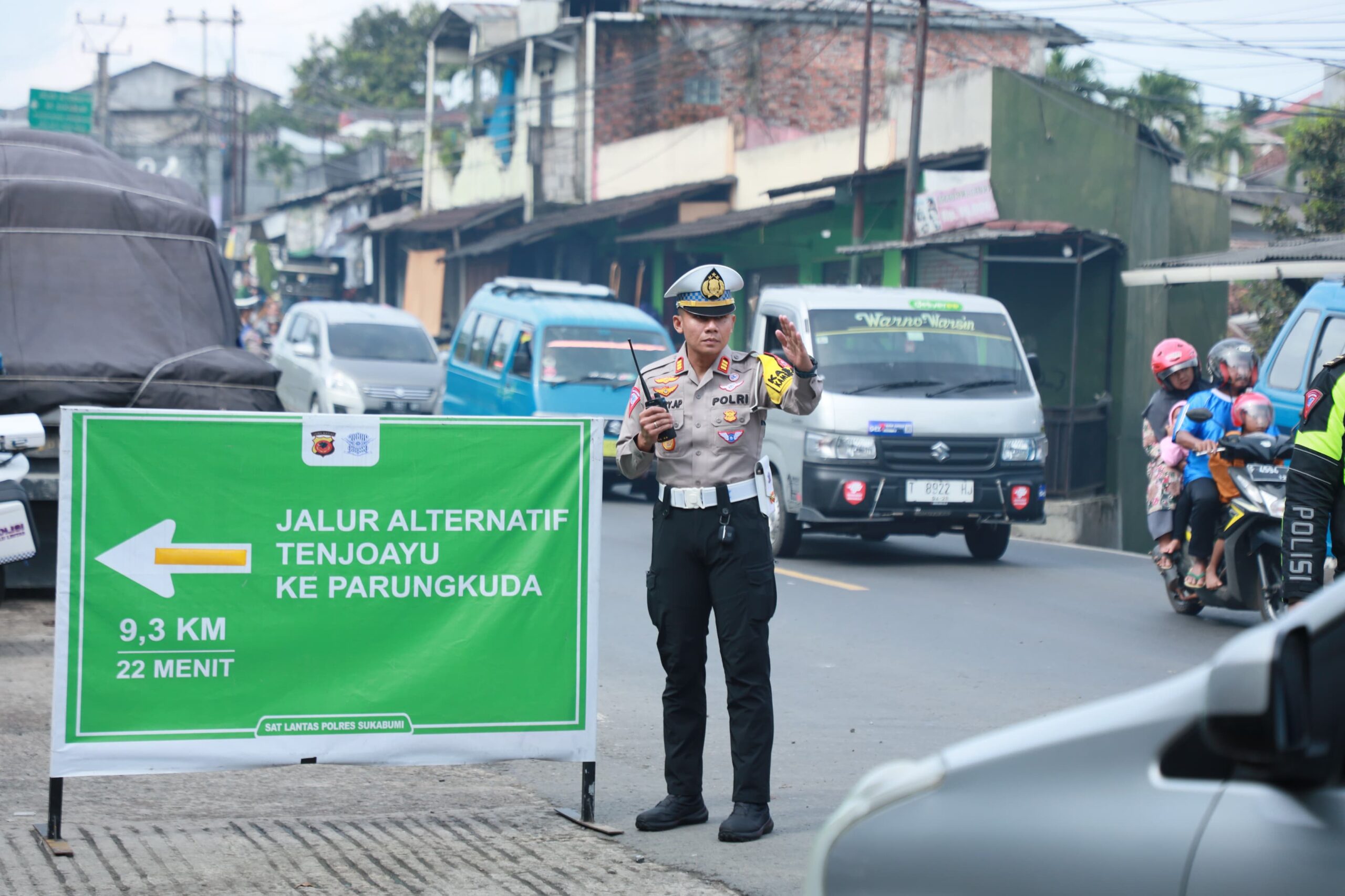 Polres Sukabumi Lakukan One Way, Antisipasi Kemacetan di Jalur Utara Sukabumi.