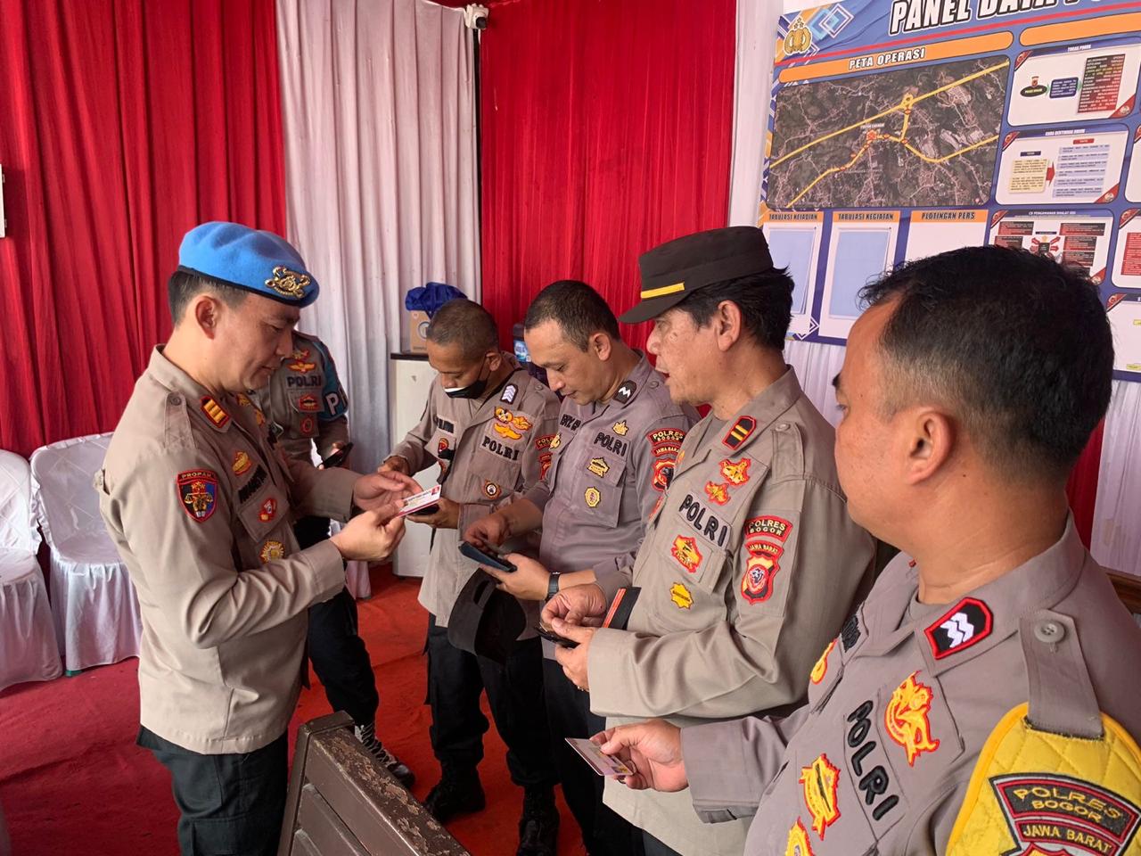 Dukung Kelancaran Pelaksanaan Operasi Ketupat Lodaya 2024, Si Propam Polres Bogor Lakukan Penegakan Disiplin Anggota Di Pospam Pospam Wilayah Hukum Polres Bogor