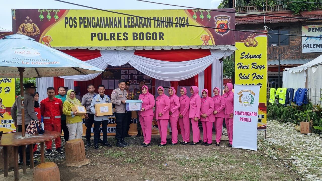 Kapolsek Cijeruk Bersama Ketua Ranging Bhayangkari Cijeruk, Lakukan Giat Penyerahan Tali Asih dari Ketua Bhayangkari Cabang Polres Bogor kepada Personil Pos Pam Cigombong