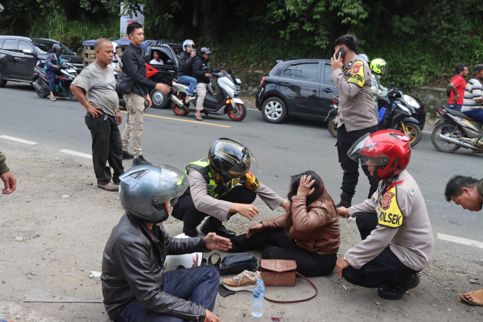 Aksi Heroik Kapolres Sukabumi, bantu Korban Kecelakaan Lalulintas