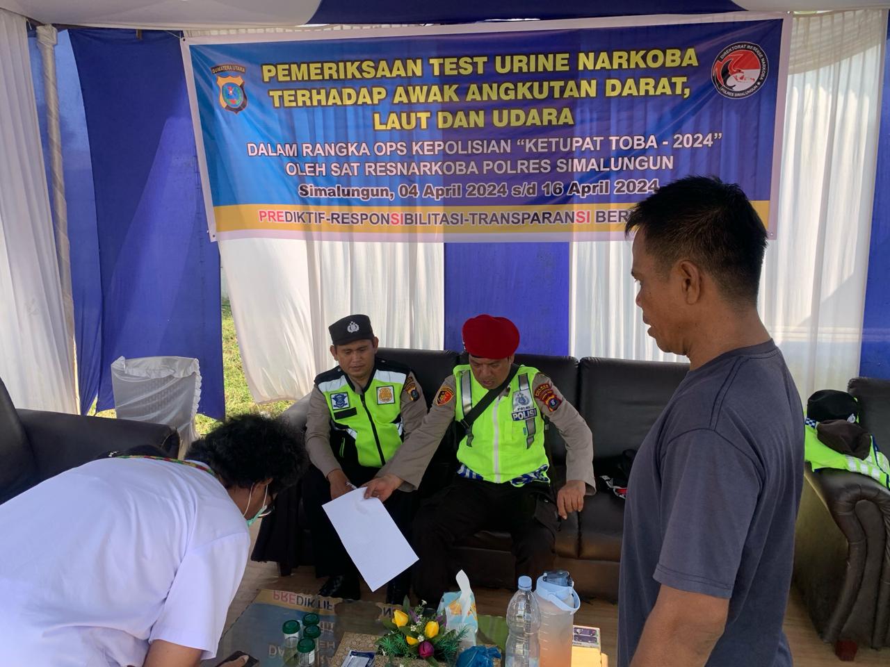 Sat Narkoba Polres Simalungun Menggelar Pengecekan Urine Supir Bus di Pos Pam Ops Ketupat Toba 2024 Tunjukkan Hasil Negatif Narkoba