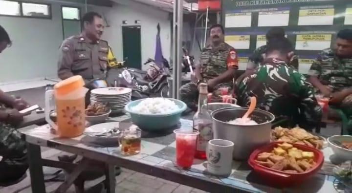 Bhabinkamtibmas Wilayah Hukum Polsek Parungpanjang Sambang Mako Ramil 2123 Parungpanjang – Tenjo Intensifkan Komunikasi Bersinergi dengan Giat Buka Puasa Bersama