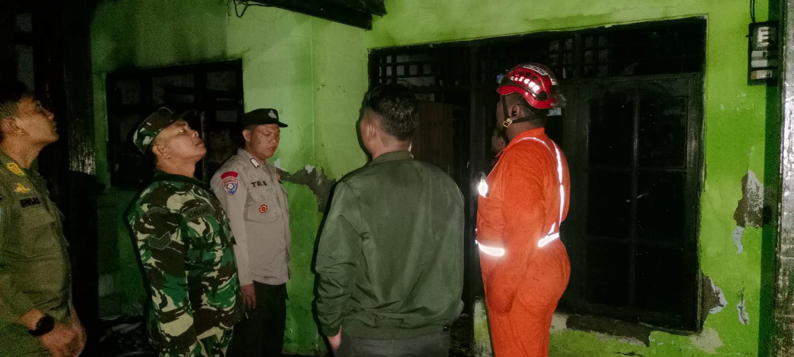 Polsek Jonggol Cek TKP Kebakaran Rumah yang Terjadi Akibat Konsleting Listrik