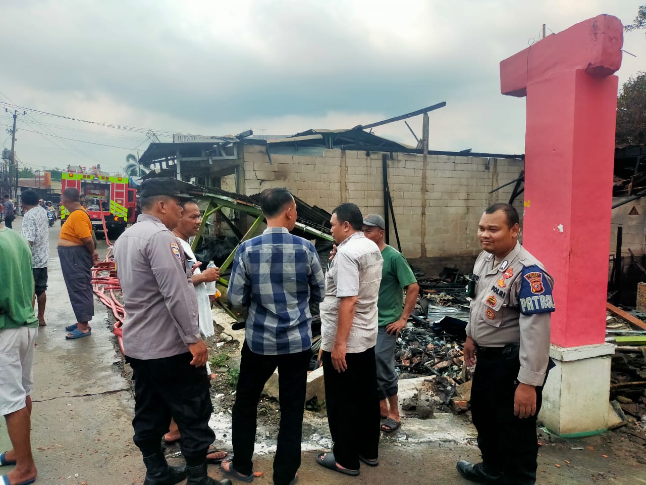 Polsek Gunung Putri Cek Olah TKP terhadap Kebakaran Toko Sembako dan Toko Kasur Busa