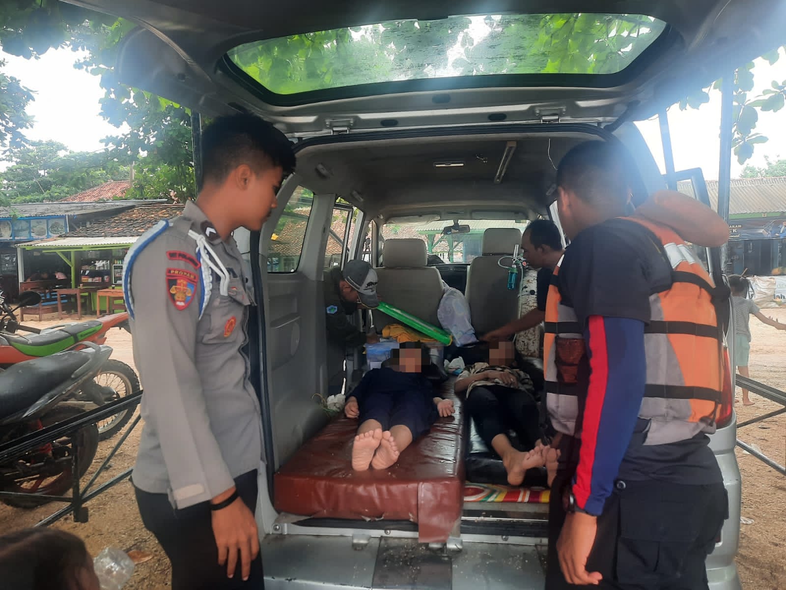 Terpleset Ke Lubang di Pinggir Pantai Cibuaya, Dua Bocah Diselamatkan Petugas Pos Pam
