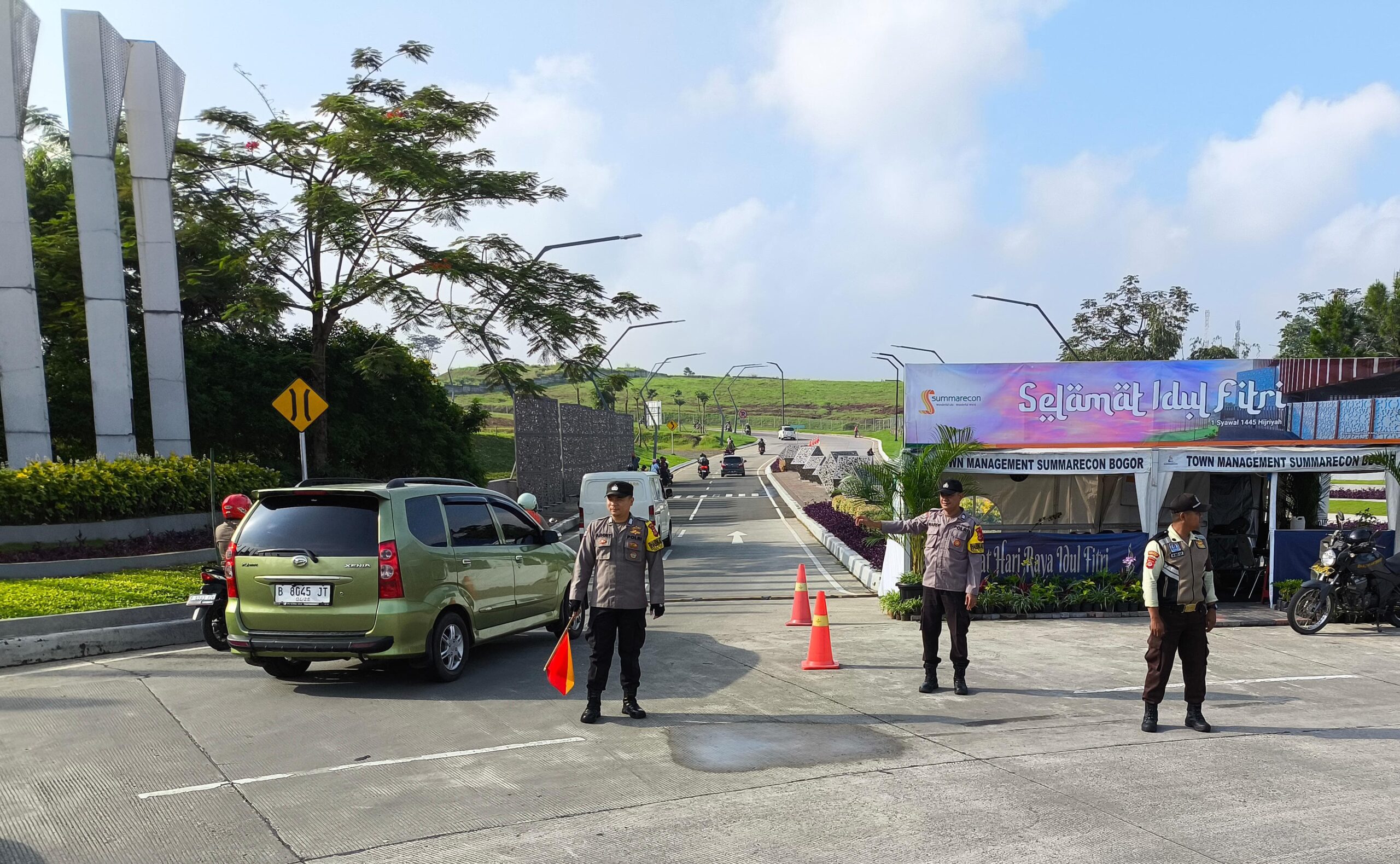 Anggota Pos Gatur Polsek Sukaraja Polres Bogor Giat melakukan pengaturan lalin di Pos Gatur Sumarecon