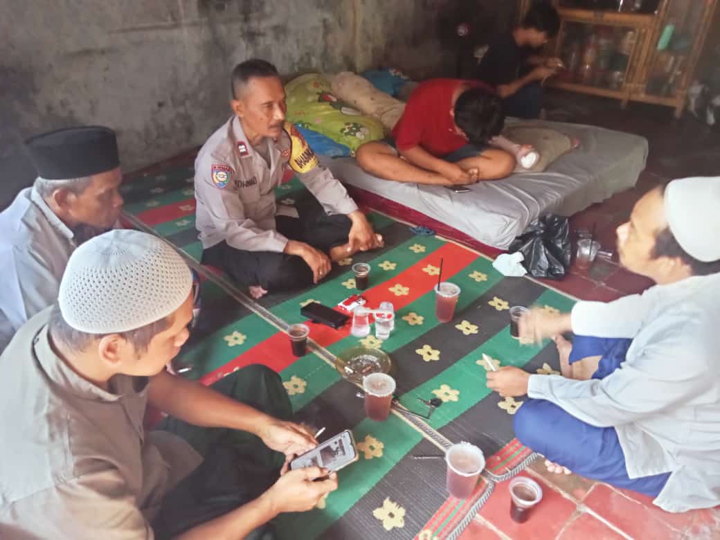 Bhabinkamtimas Desa Hegarmanah Jenguk Korban Pembacokan