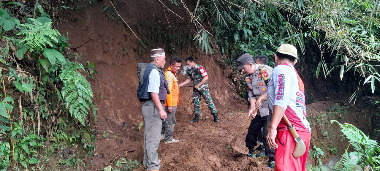 Kolaborasi TNI-Polri dan Masyarakat Parakansalak Sukabumi Lakukan Aksi Bersih-Bersih Saluran Irigasi
