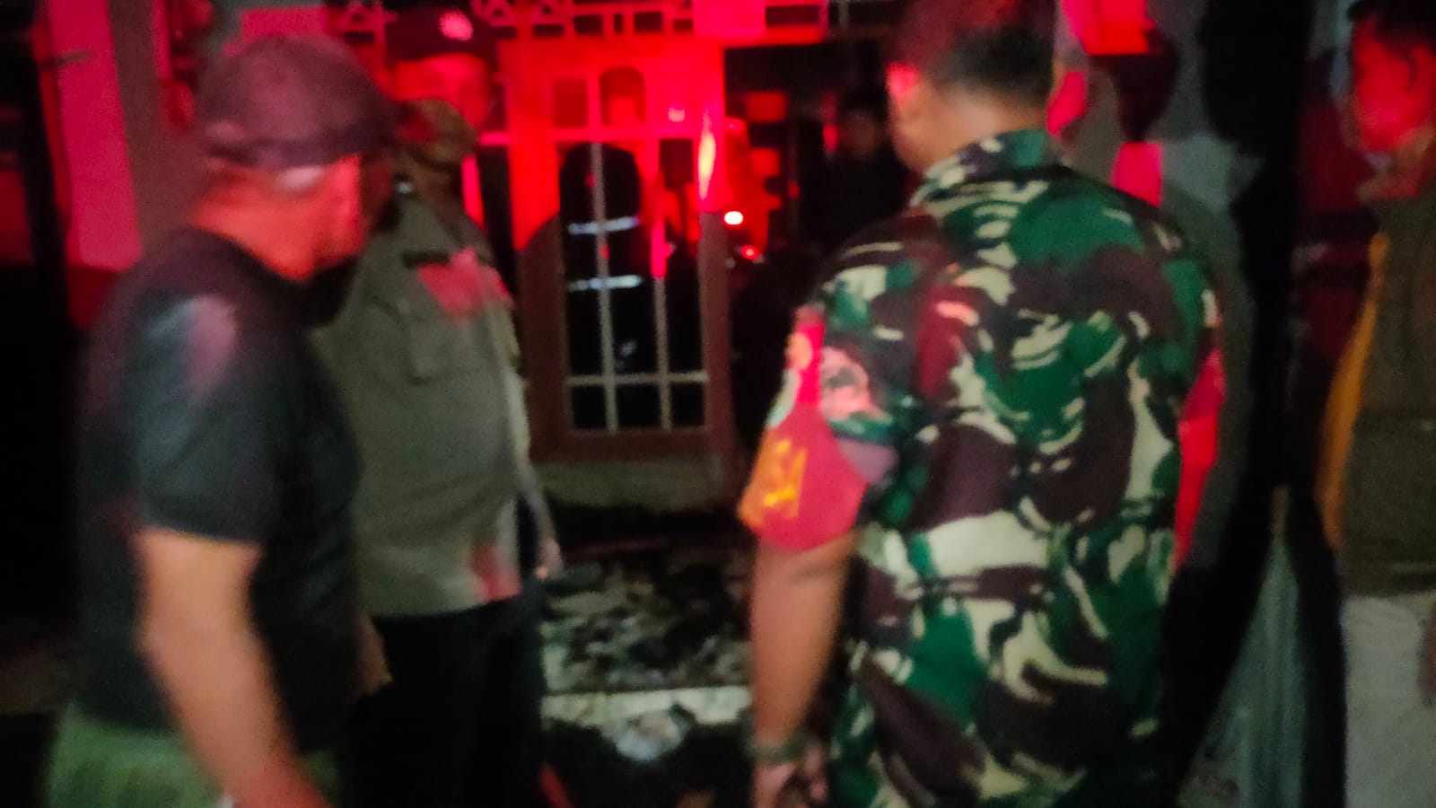 Polsek Cibinong Bersama Instansi Terkait Cek Lokasi dan Evakuasi Adanya Tiga Rumah Hangus Terbakar Di Pabuaran Cibinong