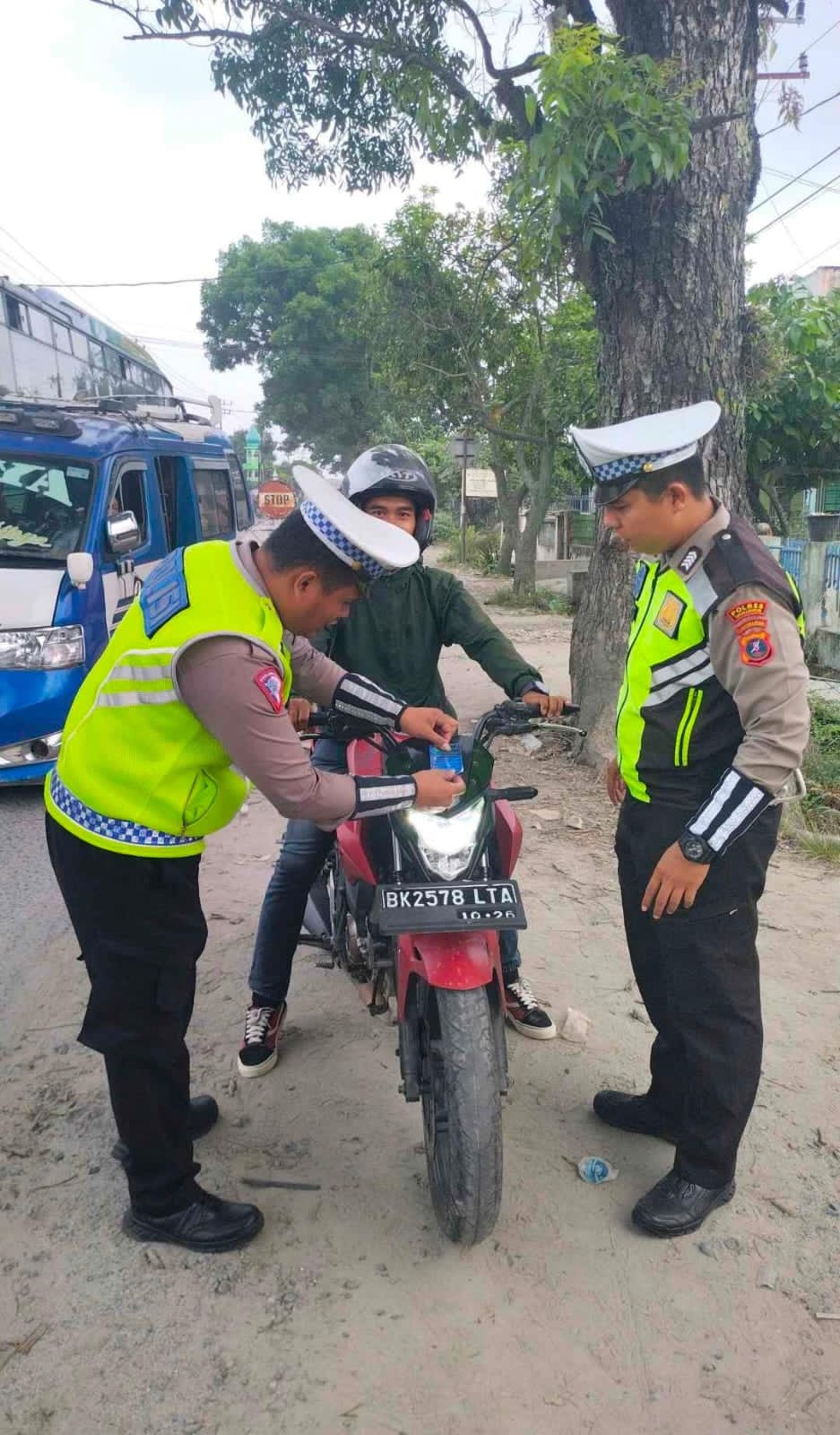 Turun ke Jalan, Sat Lantas Polres Simalungun Edukasi Keselamatan dengan Brosur dan Stiker