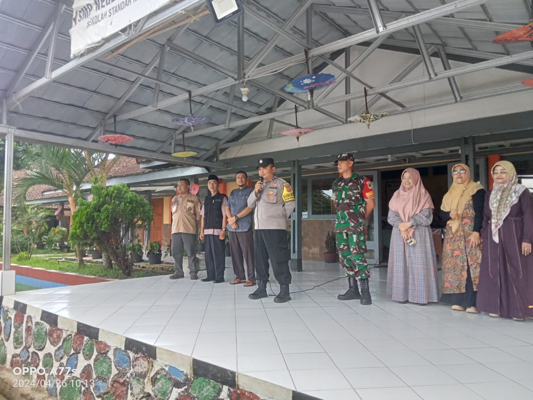 Polisi Edukasi Siswa SMPN 1 Nyalindung Tentang Disiplin dan Keselamatan Berlalu Lintas