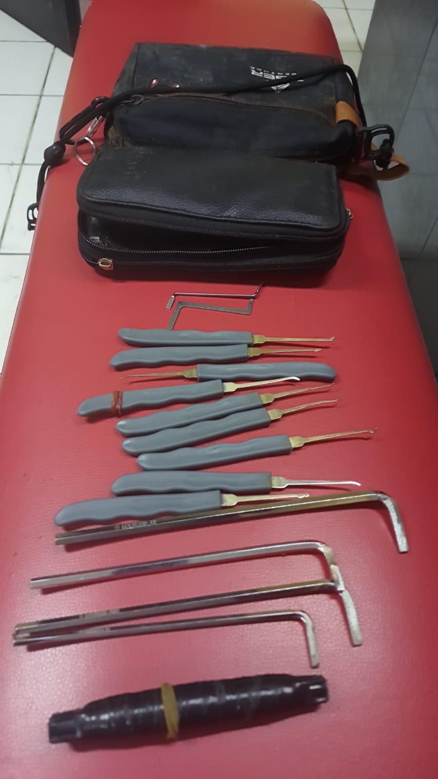 Polsek Gunung Putri Lakukan Evakuasi diduga pelaku TP Curanmor R2 Yang Viral Di Medsos Di Amuk Warga