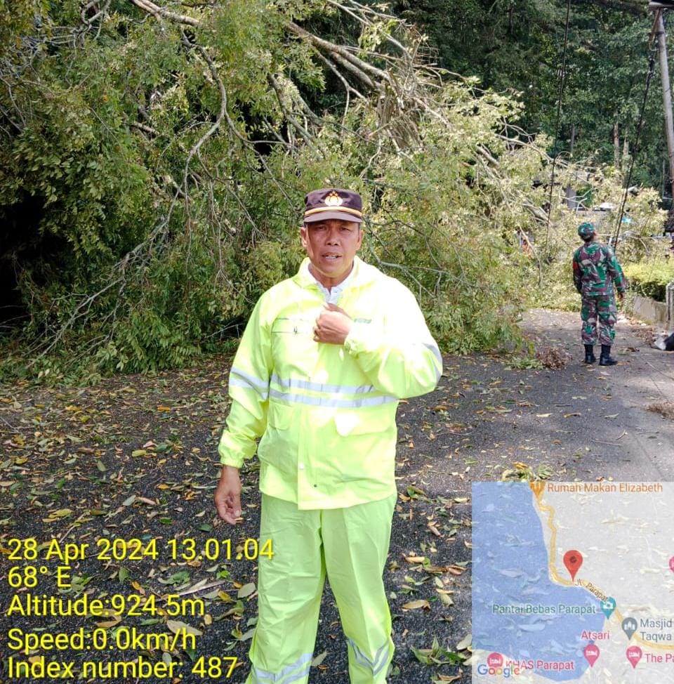 Reaksi Cepat Polsek Parapat dalam Penanganan Pohon Tumbang di Jalan Lintas Siantar Parapat